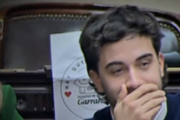 “No tenía otra opción”: la divertida reacción del “vecino” de Carignano en Diputados en plena tensión