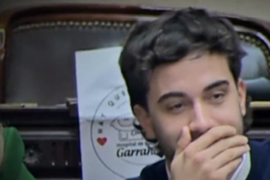 “No tenía otra opción”: la divertida reacción del “vecino” de Carignano en Diputados en plena tensión
