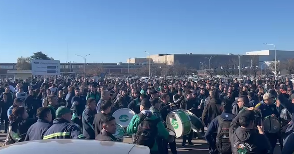 Militantes peronistas respaldan a Cristina Kirchner con un corte en la Panamericana ante posible condena judicial