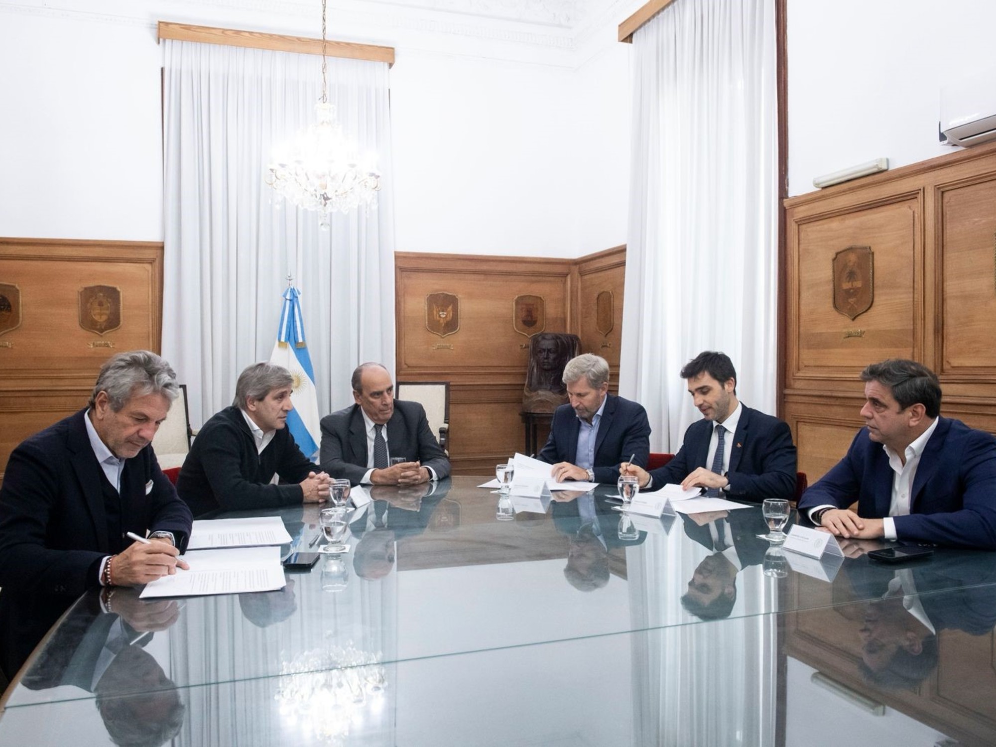 Otras dos provincias se sumaron al convenio de Nación para sacar los dólares del colchón