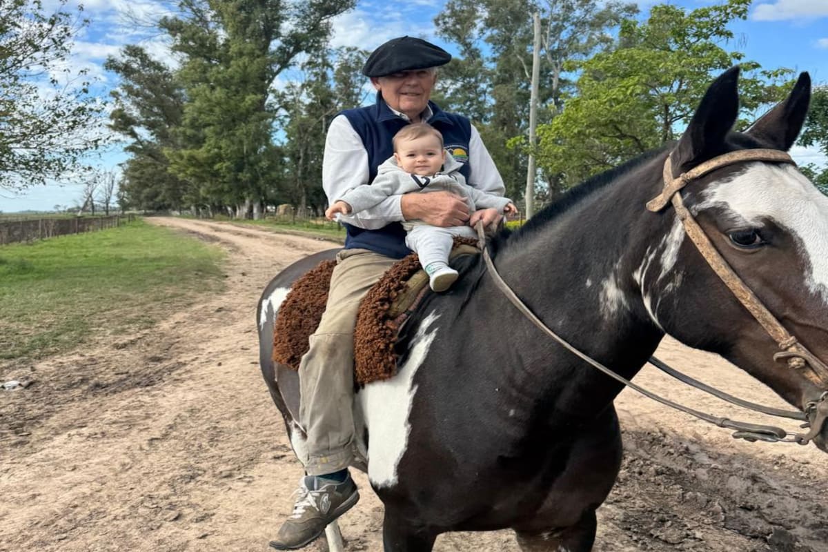 El tambero que ha dedicado 50 años a su pasión por las vacas y los caballos sin elegir entre ambos mundos