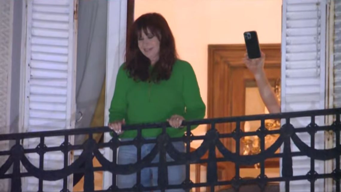 Cristina Kirchner podrá salir al balcón de su casa durante la prisión domiciliaria, según decisión del juez Gorini