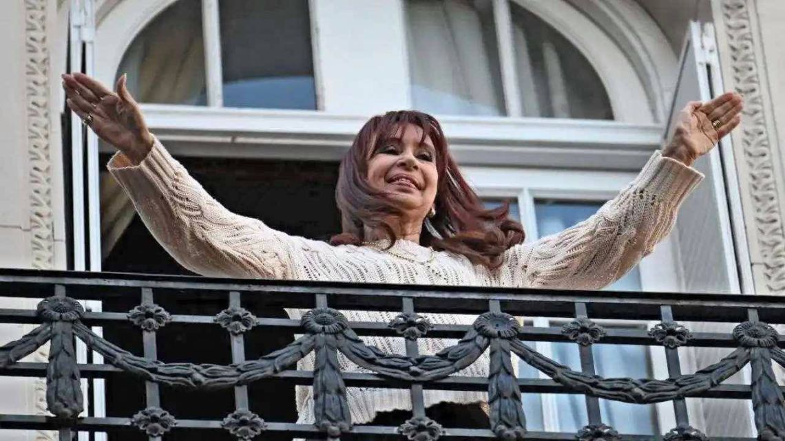 Cristina Kirchner envía un mensaje a la militancia en Plaza de Mayo: cinco frases destacadas de su discurso.