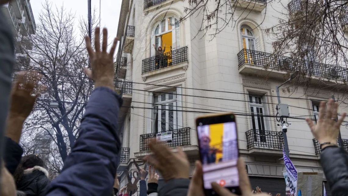 Policía de la Ciudad lleva a cabo operativo para retirar carteles de apoyo a Cristina Kirchner en su residencia