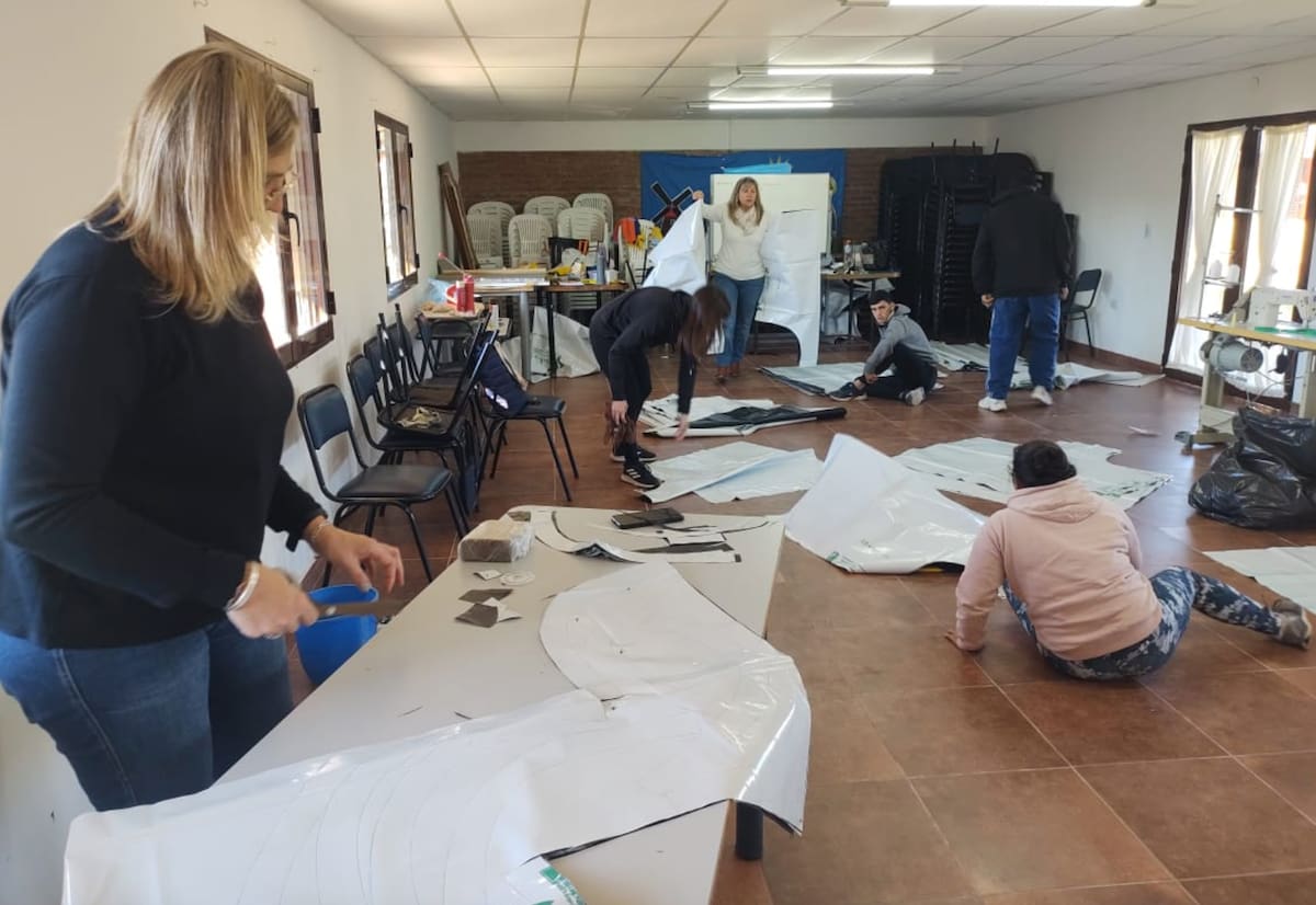 Estudiantes transforman silobolsas en delantales impermeables y logran una compra extraordinaria