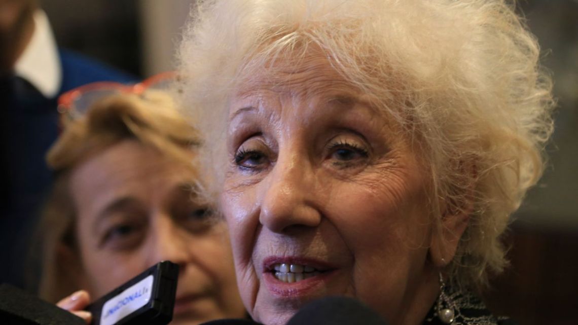 Estela de Carlotto asegura que la condena a Cristina Kirchner busca su desaparición y la mata en vida