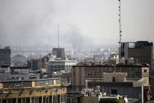 Israel detecta misiles iraníes en medio de explosiones que impactan Teherán