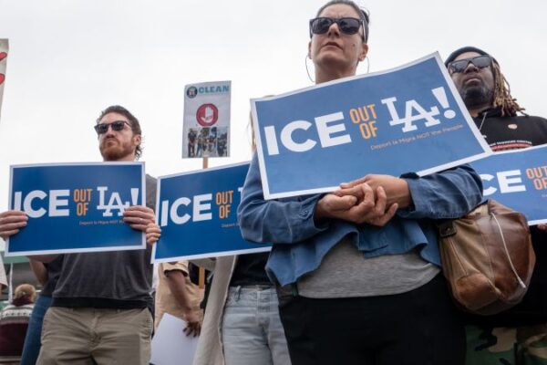 Los Ángeles restablece toque de queda ante el resurgir de protestas en todo EE.UU.