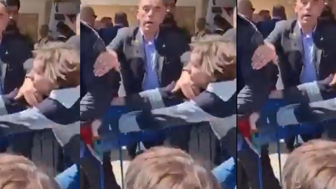 Manifestantes palestinos intentan agredir a Javier Milei en Jerusalén, pero son controlados por las autoridades.