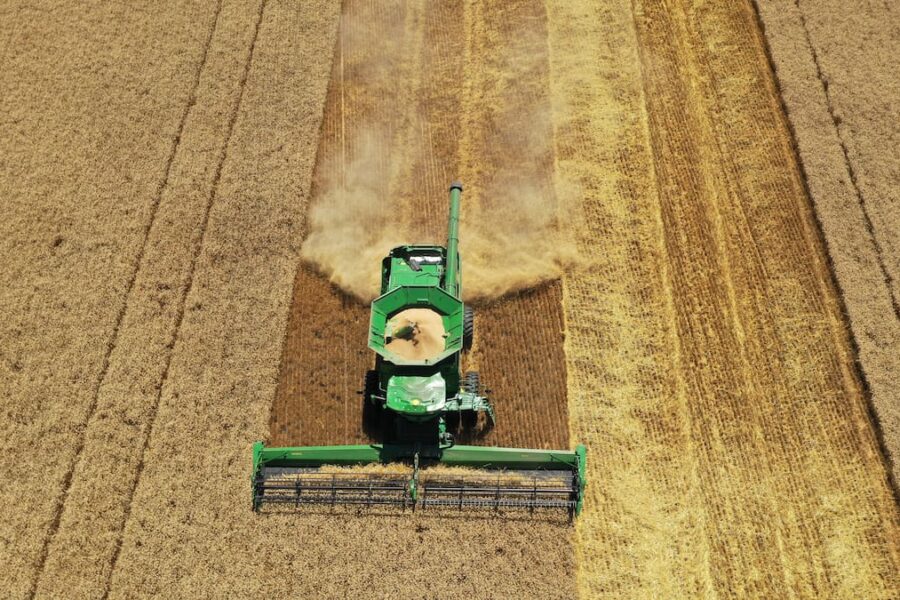 Precios de las cosechadoras disminuyen un 14% afectando el mercado agrícola.