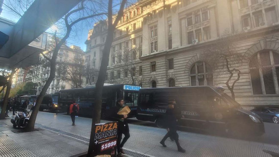 Cristina Kirchner enfrenta la marcha a tribunales con escasa asistencia y tranquilidad en el ambiente