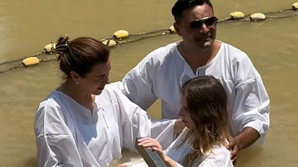 Diputada libertaria María Celeste Ponce se bautiza en el río Jordán: “Morí para renacer en Cristo”