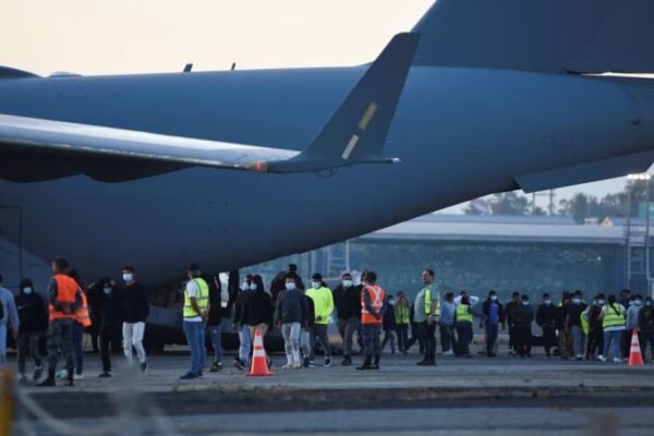 Trump impulsa propuesta para deportar a un nuevo grupo de inmigrantes en medio de tensiones migratorias