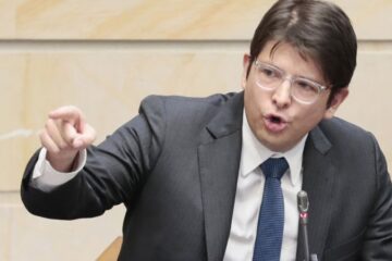 El ataque a Miguel Uribe Turbay resalta la historia oscura de la violencia política en Colombia