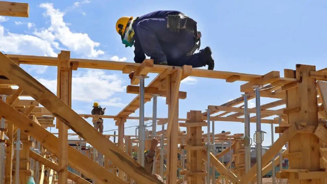 La construcción le reclamó a Milei por las rutas mientras Transporte lanzó la licitación de 741 km de corredores viales