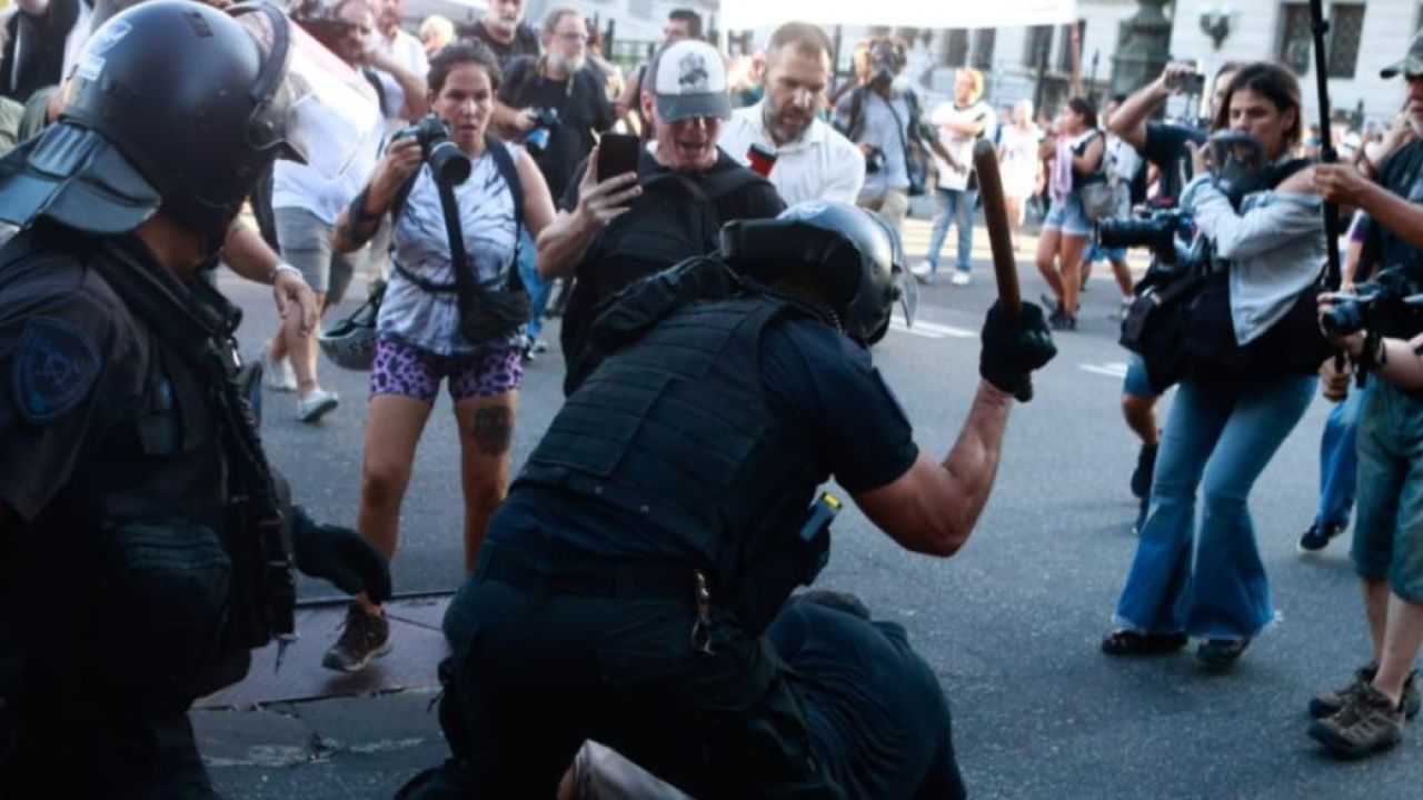 Milei propone un plan controvertido para acallar al periodismo bajo la premisa de “no odiamos lo suficiente”