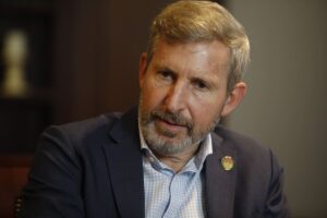 La motosierra en las provincias. Frigerio congeló salarios y aparecen dificultades financieras en las provincias