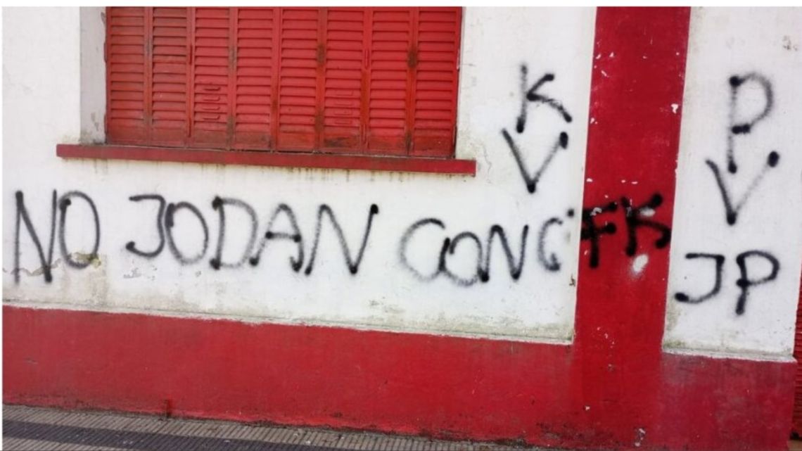 Siete comités radicales vandalizados con mensajes a favor de Cristina Kirchner y amenazas directas