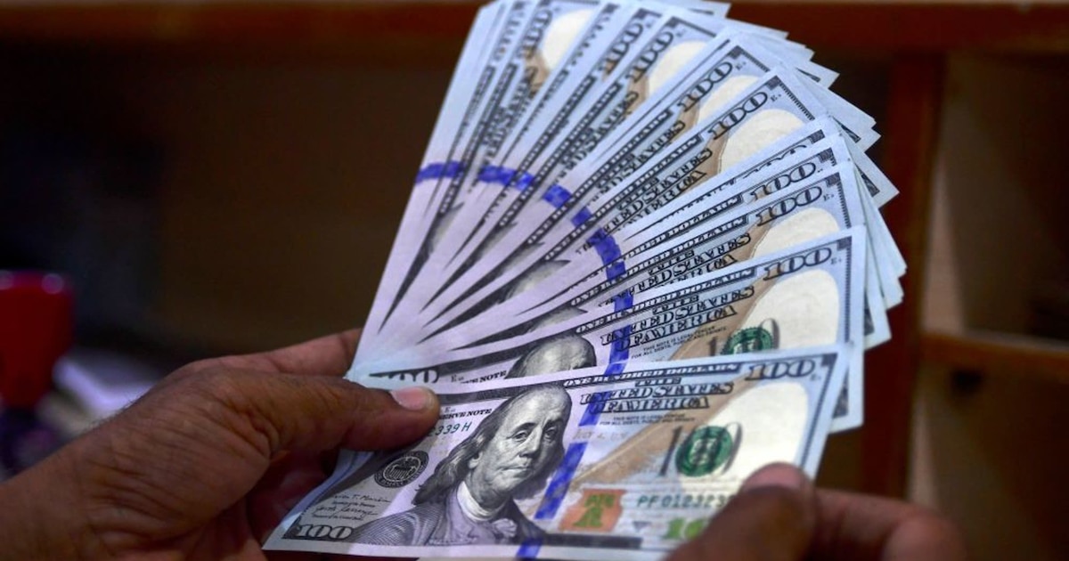 El dólar blue alcanzó un nuevo récord de $1.300: cinco razones detrás de la fuerte suba en el mercado informal