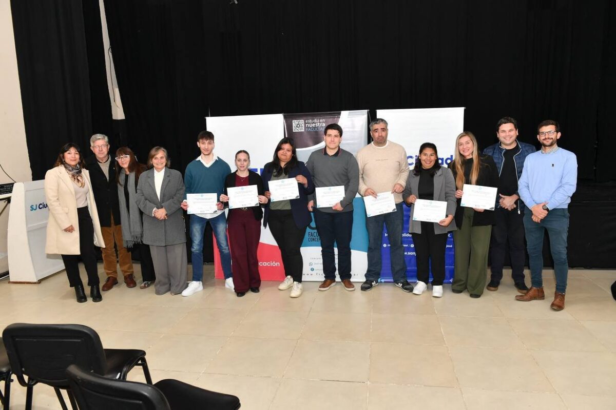 Primeros egresados de la Tecnicatura Universitaria en Diseño Industrial en San José