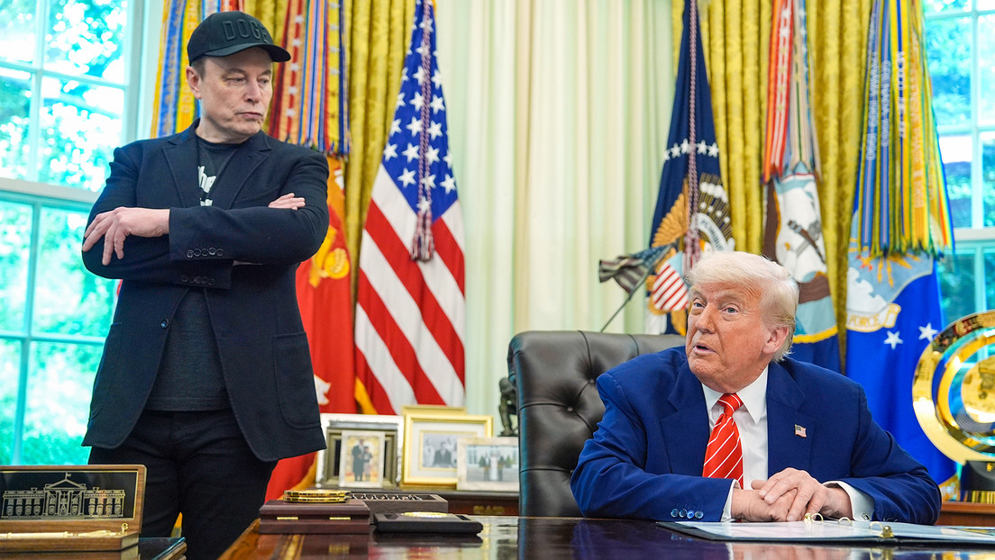 Trump sugiere considerar la deportación de Elon Musk de EE.UU. ante distintas preocupaciones políticas y sociales.