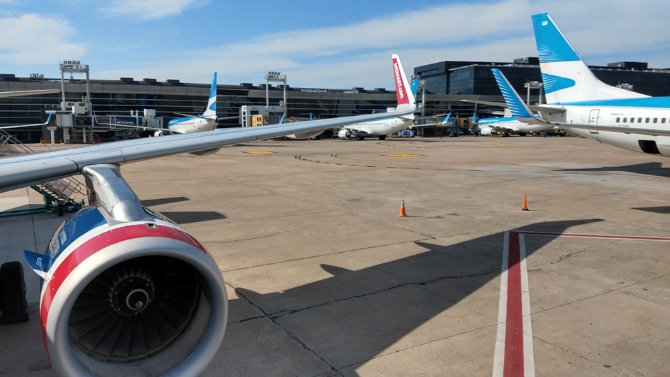 Controladores aéreos preparan medidas de fuerza en días claves de las vacaciones de invierno 