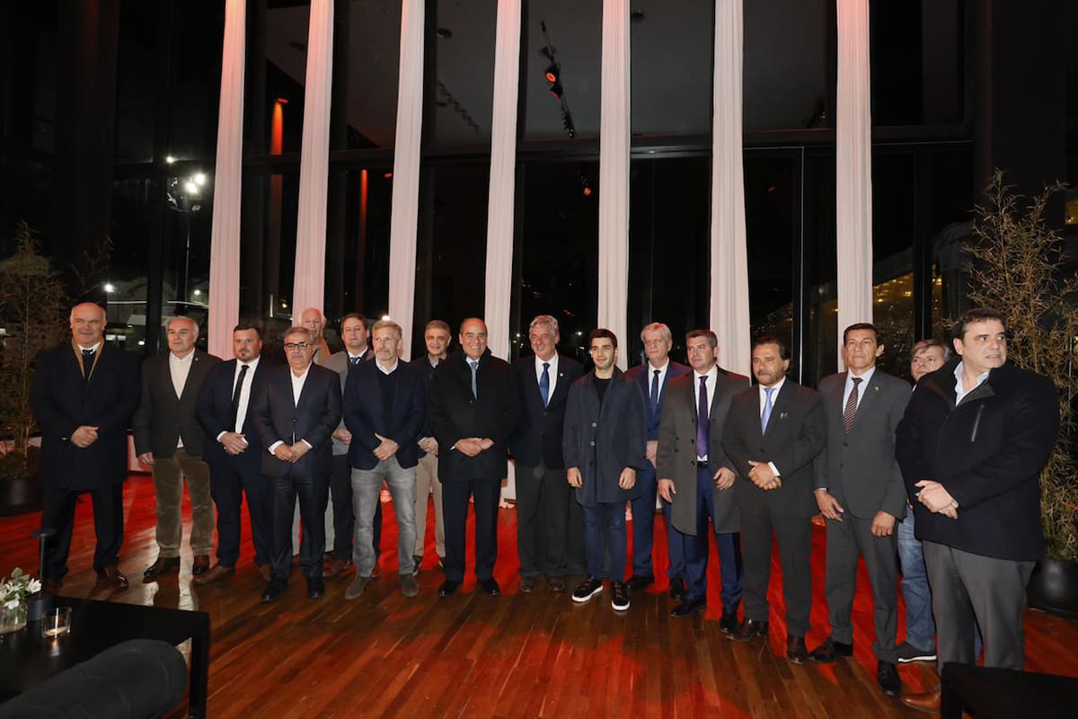 Foto en la Rural.  Ocho gobernadores se mostraron con Guillermo Francos, pero no hubo un acercamiento