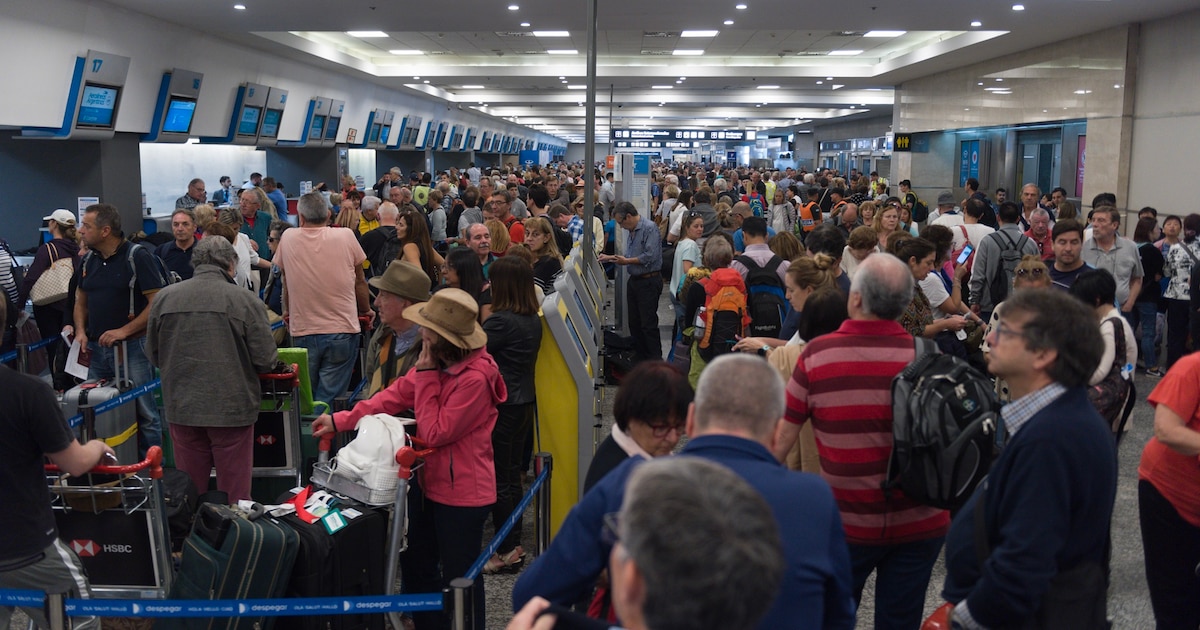 Aerolíneas alertan por posibles cancelaciones de vuelos durante el paro de controladores en vacaciones de invierno