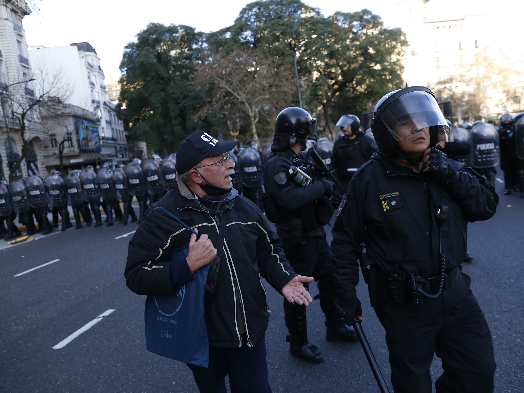 Siete detenidos tras enfrentarse con la policía en una nueva marcha frente al Congreso