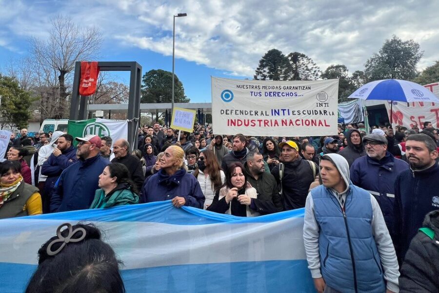Protesta de trabajadores del INTI en la avenida General Paz termina en enfrentamientos con la policía por reestructuración del Gobierno