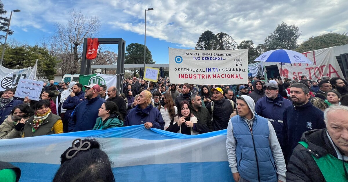 Protesta de trabajadores del INTI en la avenida General Paz termina en enfrentamientos con la policía por reestructuración del Gobierno