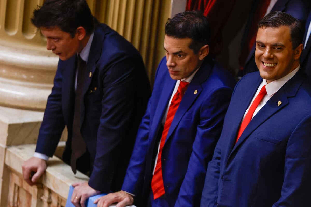 “Fuerzas celestiales” vs. “terrenales”. El círculo de Caputo responsabiliza a los Menem por las malas señales en el Congreso