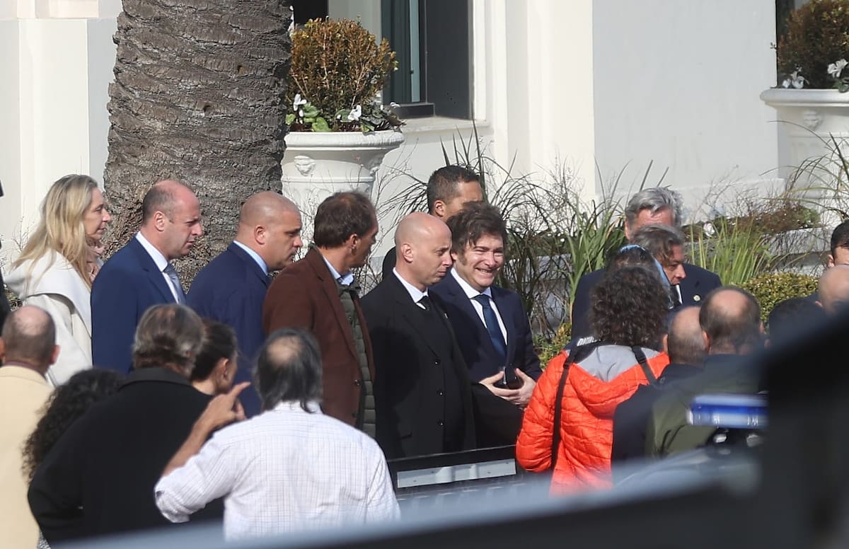 Milei en la Rural: el latte, la intrigante carpeta azul y la frase que impactó a los líderes del sector