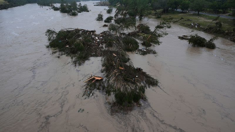 Búsqueda urgente de más de 25 niñas se intensifica debido a las fuertes inundaciones en Texas