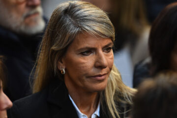 Indagan a un comisario de la Bonaerense que hacía trámites exprés de permisos para portar armas a cambio de coimas