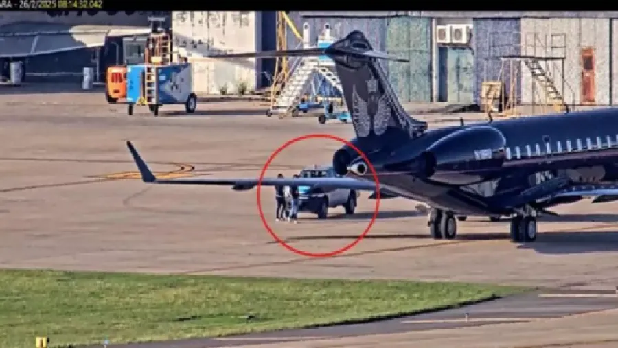 Siete vuelos del enigmático jet negro que comprometen al Gobierno: valijas, contratos y la SIDE de Milei