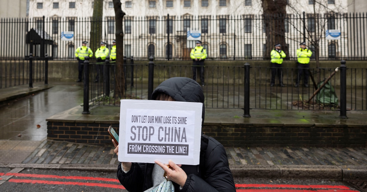 China inaugura embajada en Londres: preocupación en el Reino Unido por espionaje, hackers y acoso.