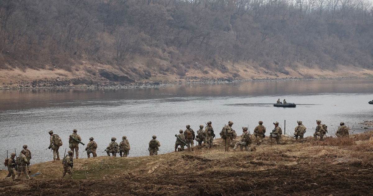 Ejército de Corea del Sur rescata a desertor norcoreano que cruzó un río con flotadores improvisados