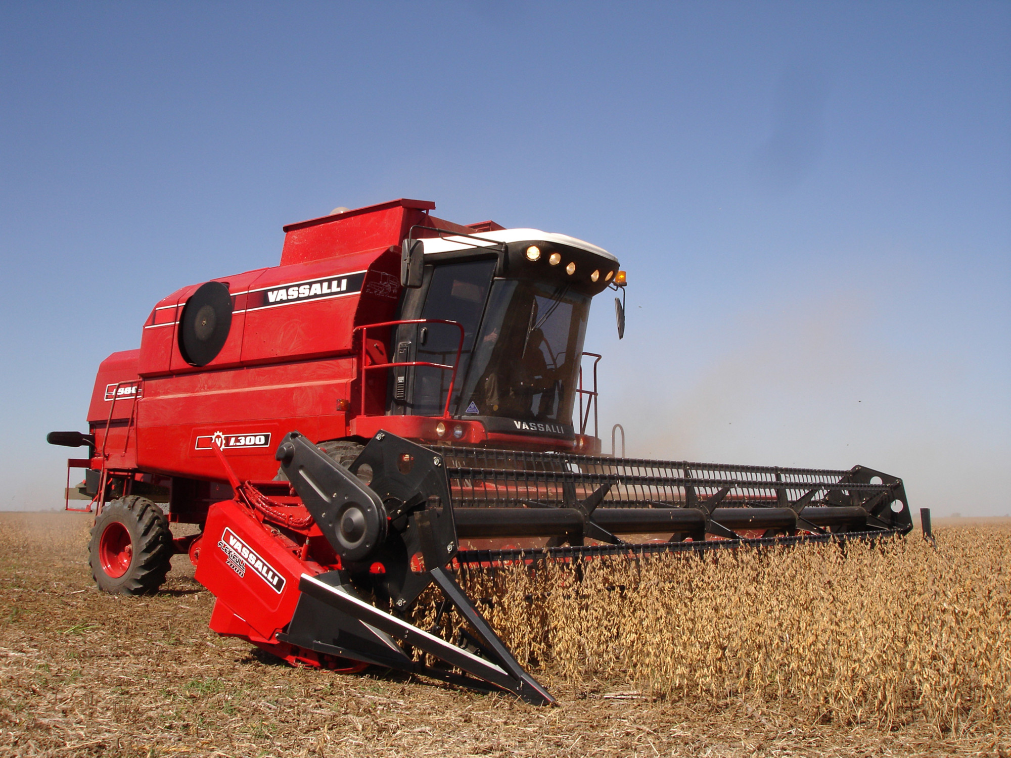 Crisis en la fábrica de cosechadoras Vassalli: los dueños y el gremio negocian con mediación provincial