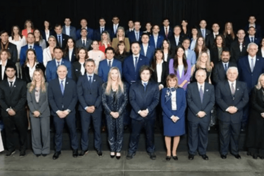 Elecciones: Javier Milei junto a los 32 candidatos de La Libertad Avanza