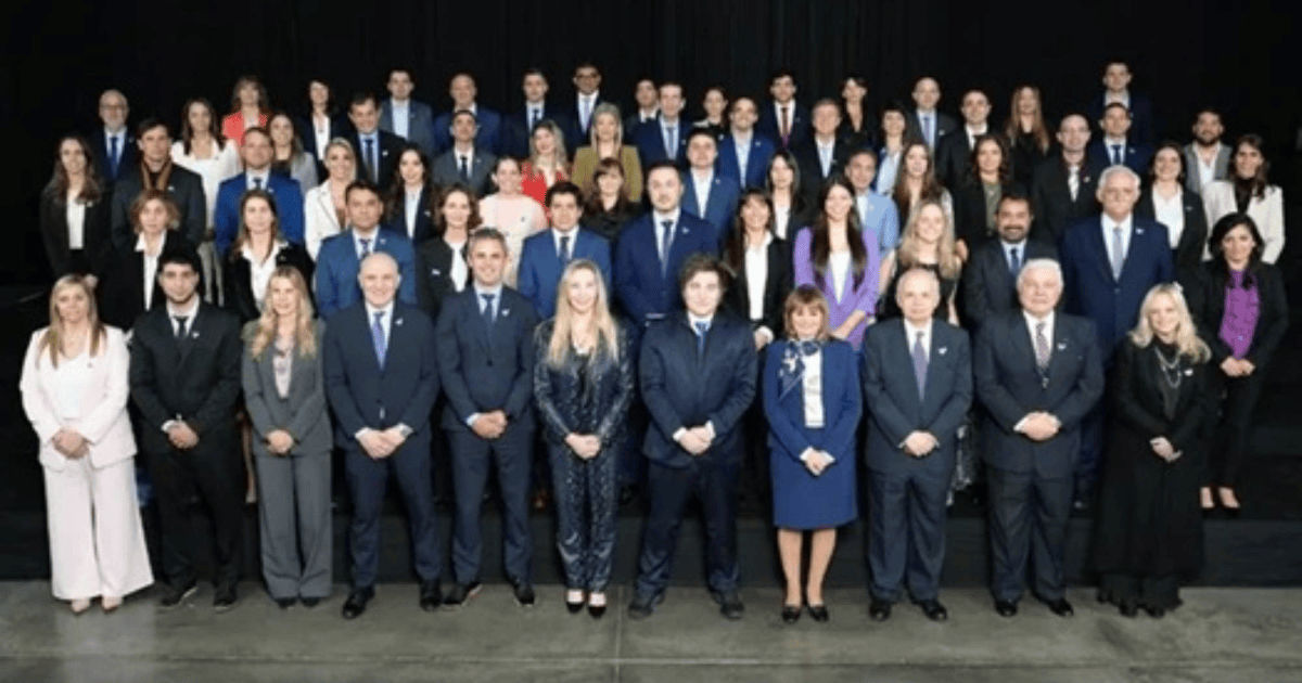 Elecciones: Javier Milei junto a los 32 candidatos de La Libertad Avanza