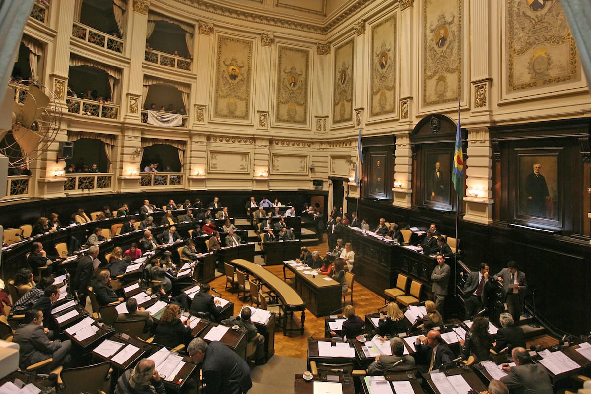 distancia insostenible entre la política y la producción amenaza el desarrollo económico y social