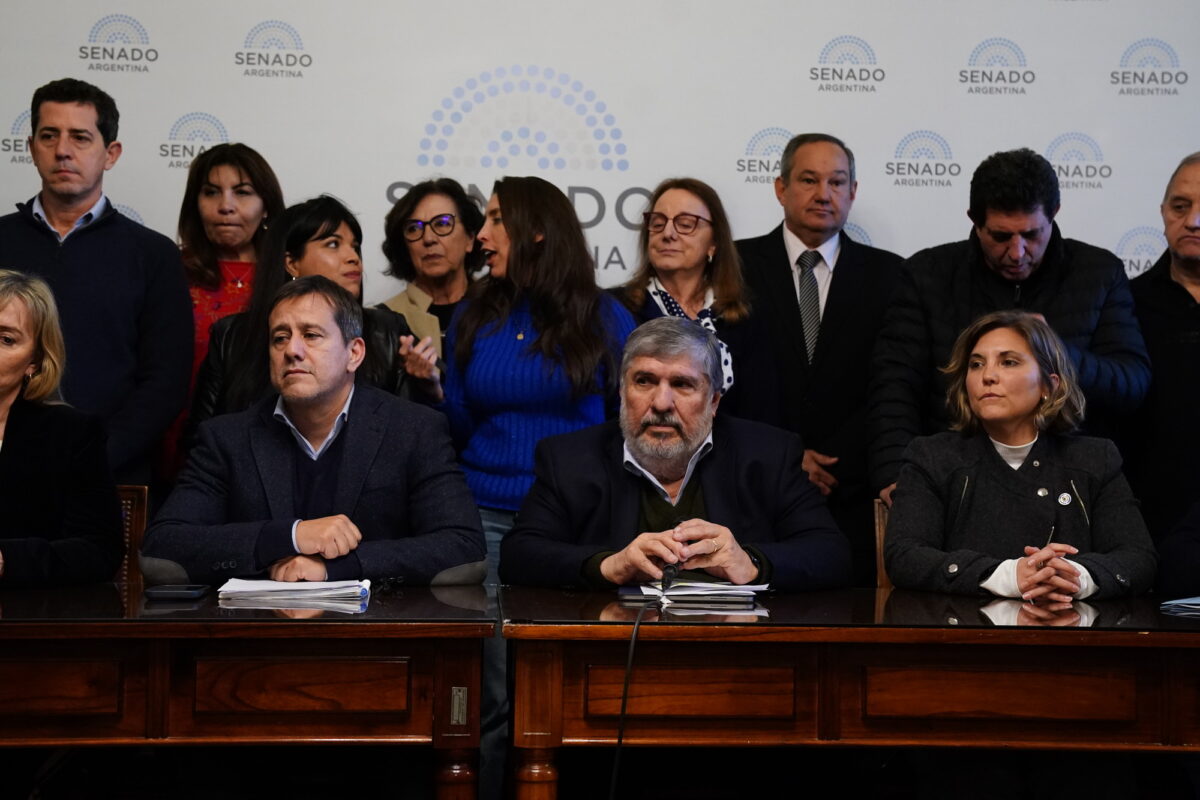 El peronismo mete presión a los gobernadores y avisa que si apoyan los vetos de Milei serán “los nuevos Kueider”