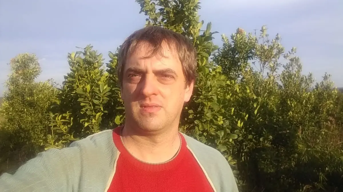 Tras 20 años en su chacra, un productor se reinventa y se une a un taller metalúrgico en un nuevo capítulo laboral.