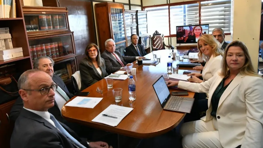 Reunión del Superior Tribunal de Justicia en Concepción del Uruguay, con participaciones de Medina por Zoom.