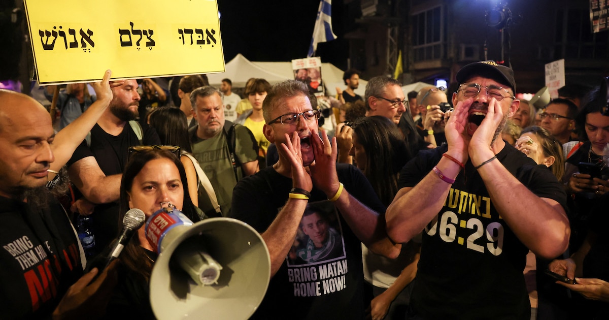 Israelíes exigen liberación de rehenes en Gaza, temen que sea su “última noche” con vida en movilización masiva