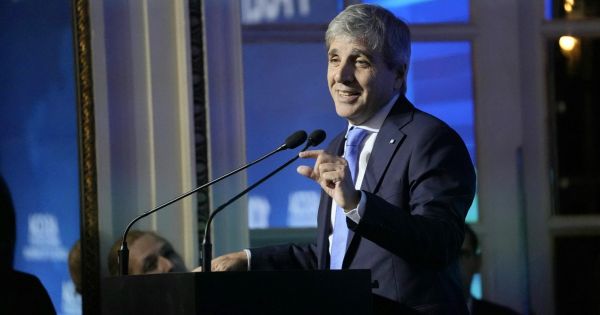 Caputo “empoderado”: tiene la llave para préstamos que quieren los gobernadores