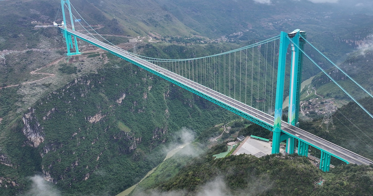 china inaugura y abre al tráfico el puente más alto del mundo