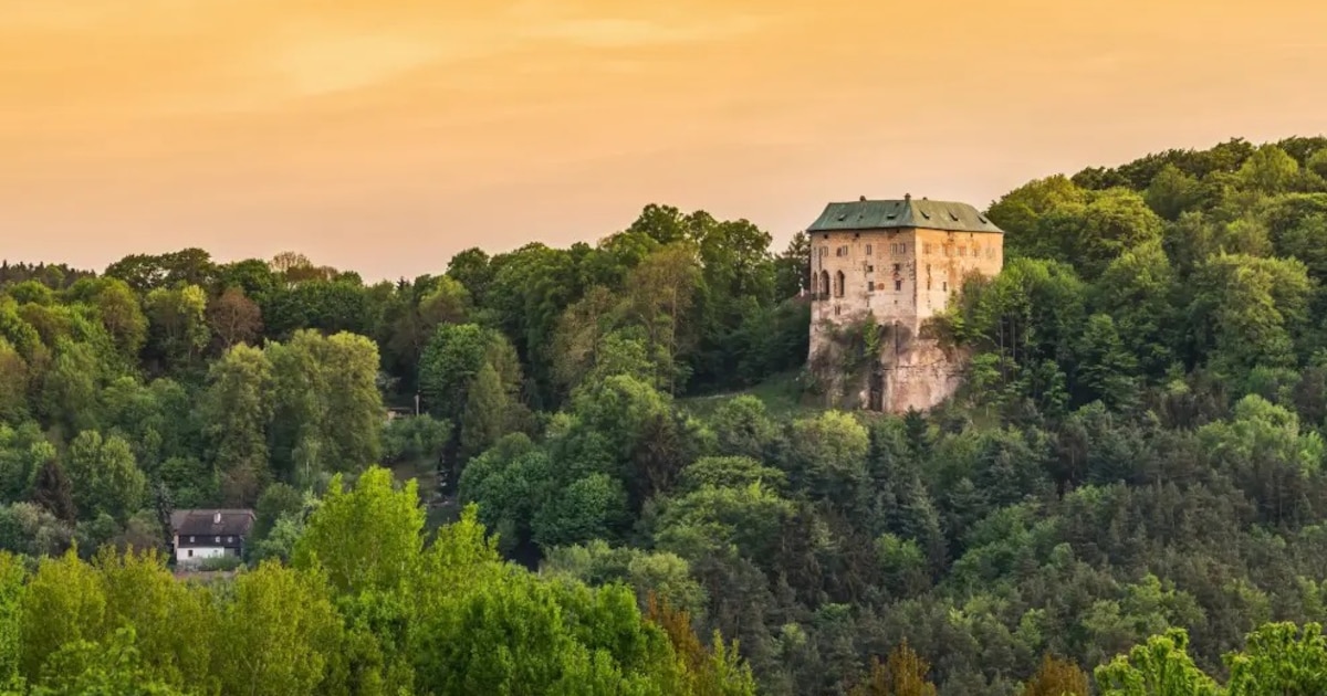 Houská, la enigmática fortaleza checa con su “puerta al infierno” que fascina a turistas y curiosos