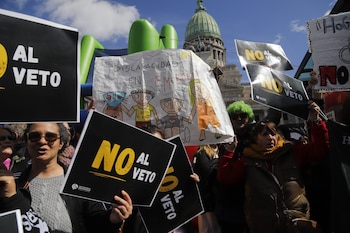 Reclamo contra el veto a la Ley de Emergencia en Discapacidad afuera del Congreso